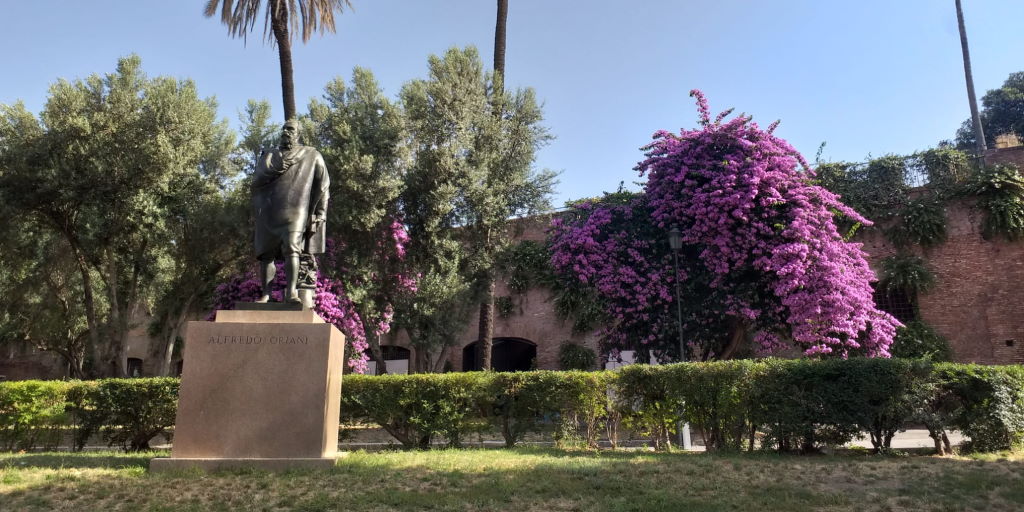 Parco del Colle Oppio, via della Domus Aurea, particolare col monumento a Alfredo Oriani