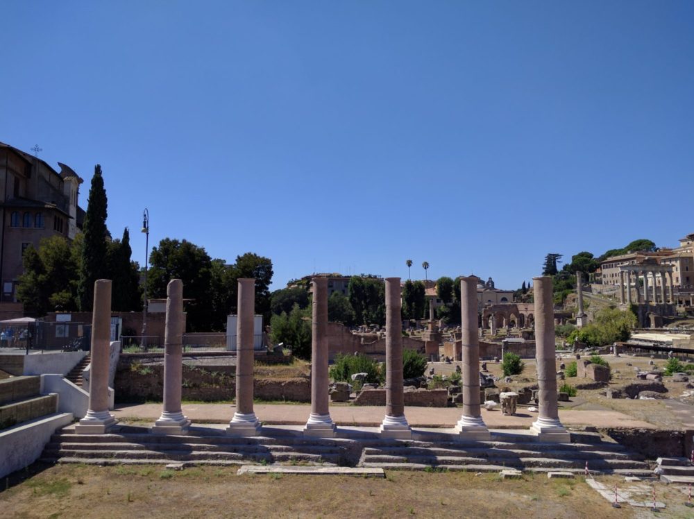 Le sette colonne del portico occidentale ricostruite