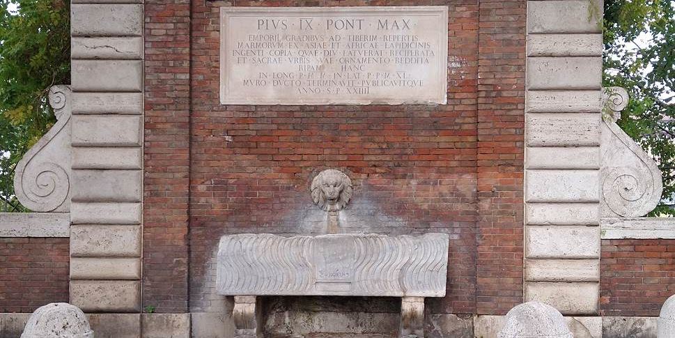 Fontana di Pio IX in Lungotevere Testaccio