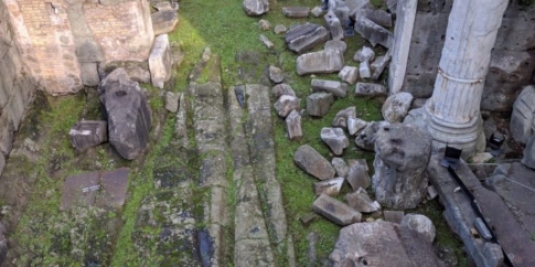 Il settore orientale del Foro: il podio del Tempio e una strada medievale