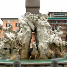 Lato ovest - statue del Rio della Plata e del Danubio