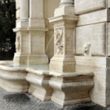 Particolare della vasca alla base della fontana