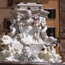 Particolare del basamento dell’obelisco e di uno dei mascheroni