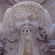 Particolare di un mascherone con delfini