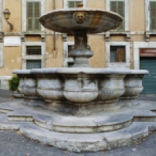Fontana in piazza delle Cinque Scole