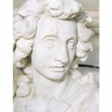 Particolare di una figura alata dell’attico