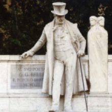 Particolare della statua del poeta