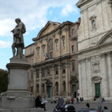 Il monumento a Pietro Metastasio sullo sfondo dell’Oratorio dei Filippini