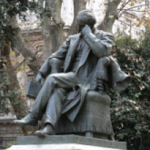 Particolare della statua in bronzo