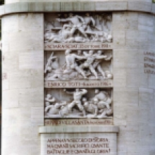 Il basamento, lato destro